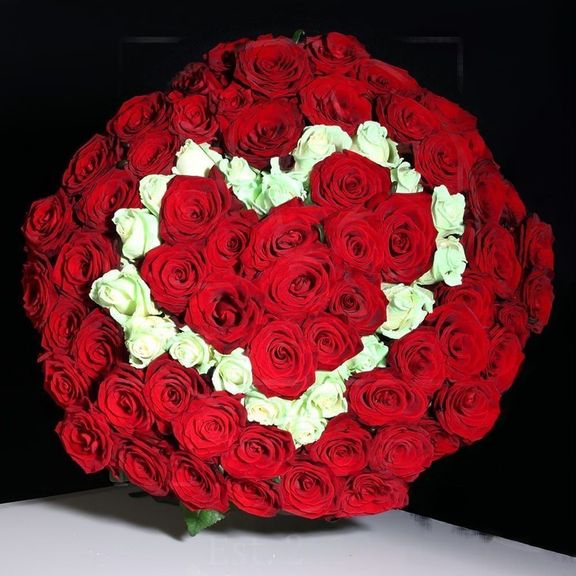 Букет сердце 101 красная и белая роза (Юж. Америка)