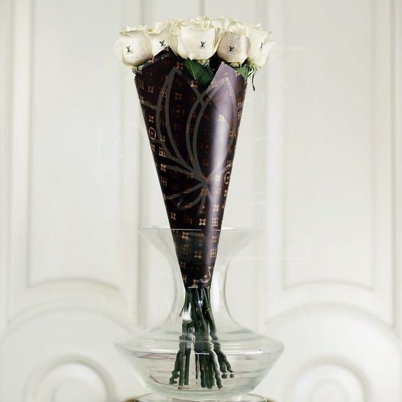 Букет 11 белых роз Louis Vuitton
