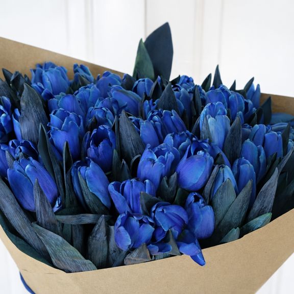 Букет 101 синий тюльпан (цвет года 2020 по версии Pantone)