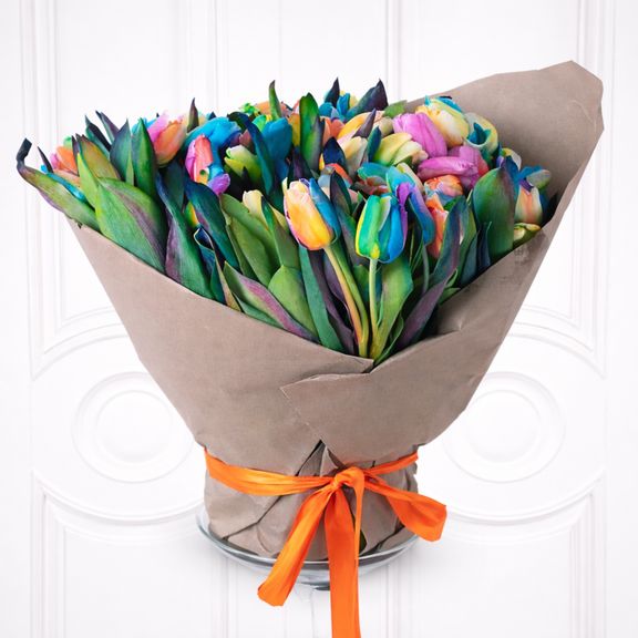 Букет 101 радужный тюльпан в крафт-бумаге