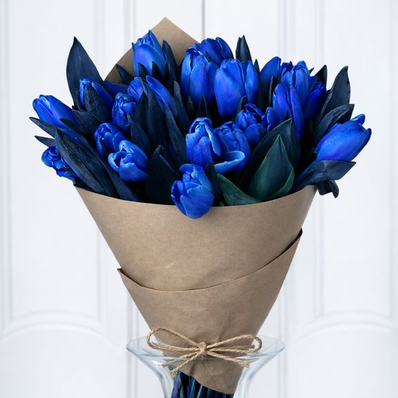 Букет 25 синих тюльпанов в крафт-бумаге