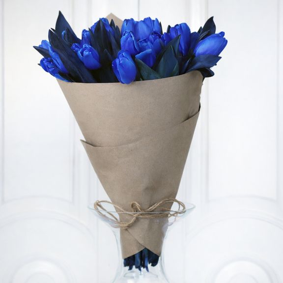 Букет 25 синих тюльпанов в крафт-бумаге