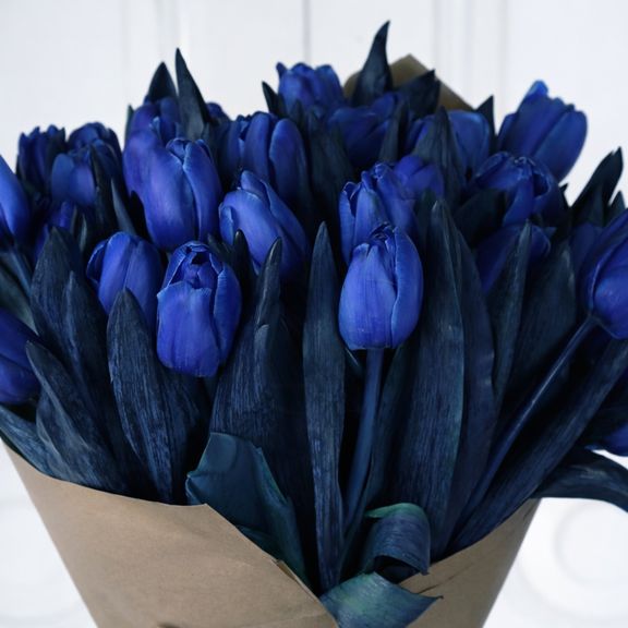 Букет 51 синий тюльпан в крафт-бумаге