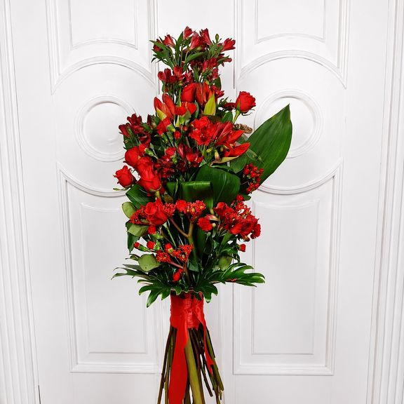 Вертикальный букет с амариллисами, розами и зеленью (для Rosneft, ПМЭФ’18)