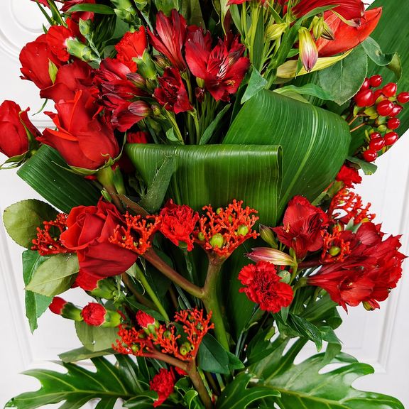 Вертикальный букет с амариллисами, розами и зеленью (для Rosneft, ПМЭФ’18)