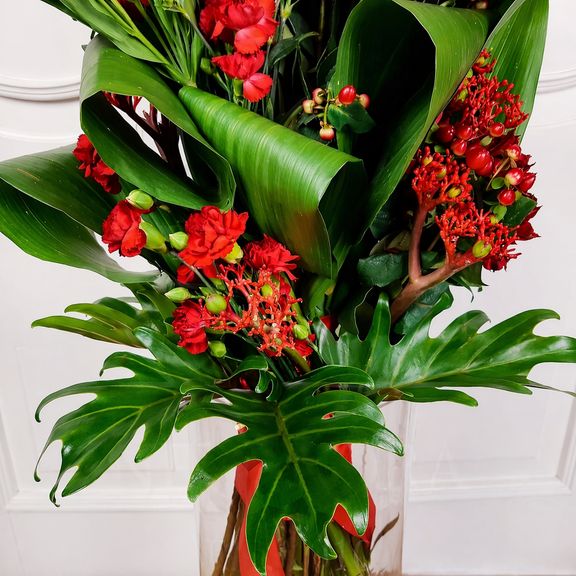 Вертикальный букет с амариллисами, розами и зеленью (для Rosneft, ПМЭФ’18)