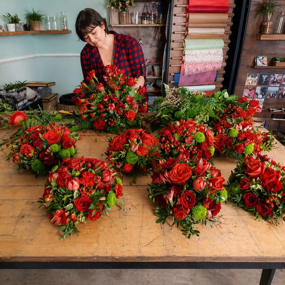 Вертикальный букет с амариллисами, розами и зеленью (для Rosneft, ПМЭФ’18)