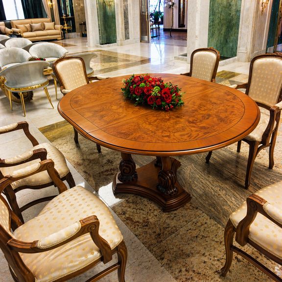 Вертикальный букет с амариллисами, розами и зеленью (для Rosneft, ПМЭФ’18)