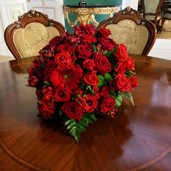 Вертикальный букет с амариллисами, розами и зеленью (для Rosneft, ПМЭФ’18)