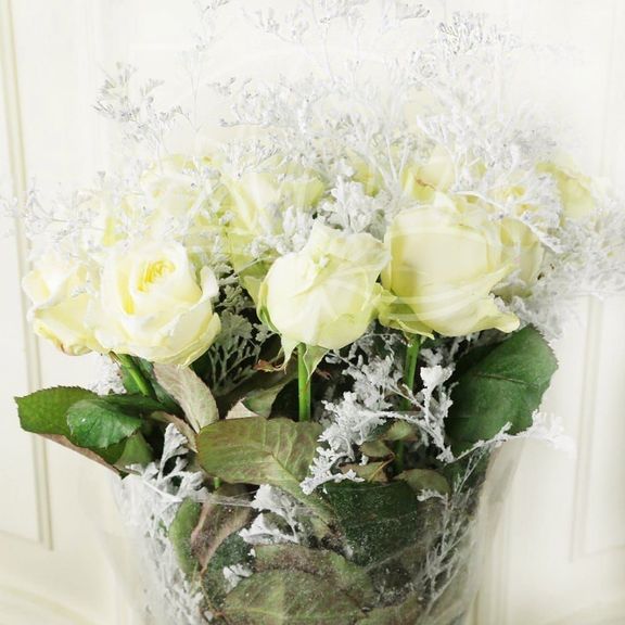 Букет 19 белых снежных роз с зеленью