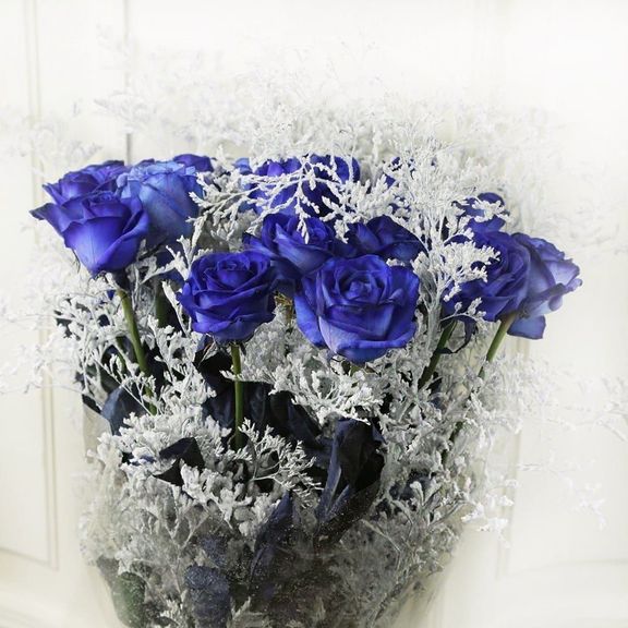 Букет 25 синих роз со снежной зеленью