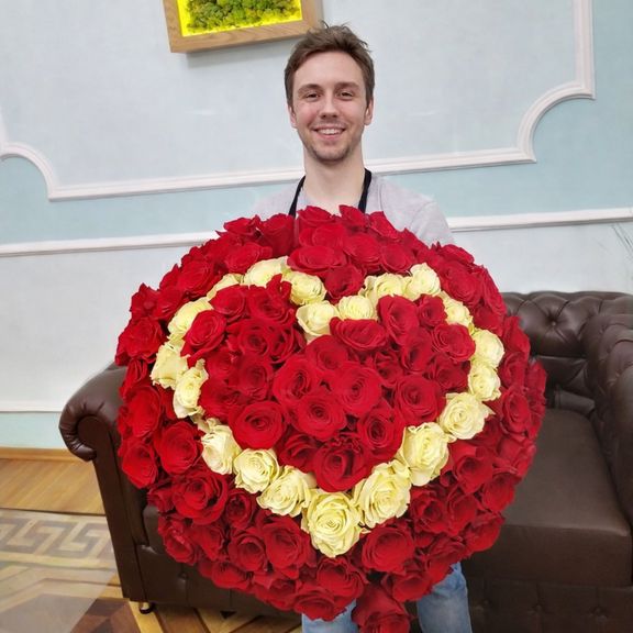 Букет сердце 101 красная и белая роза (Эквадор)