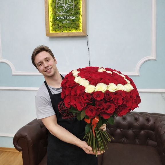 Букет сердце 101 красная и белая роза (Эквадор)