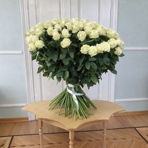 Букет 101 белая роза высотой 100см