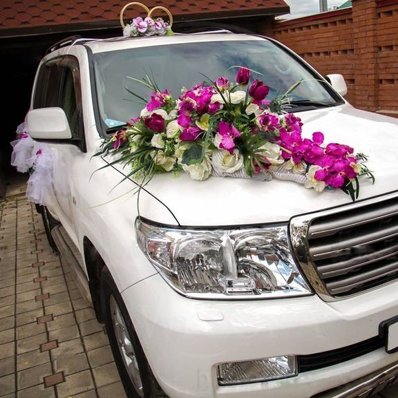 Свадебное украшение автомобиля с орхидеями и тюльпанами