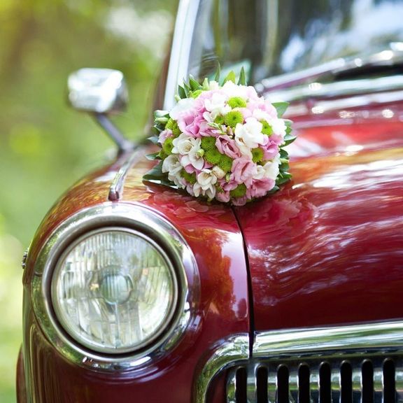 Свадебное украшение автомобиля с лизиантусом и хризантемой