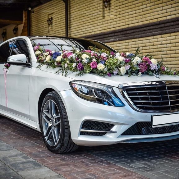 Свадебное украшение автомобиля с гортензиями, розами и тюльпанами