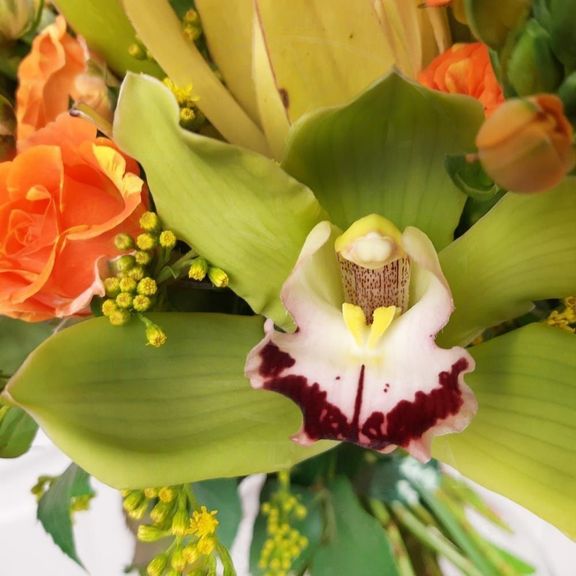 Букет в Американском стиле с орхидеями, розами и орнитогалум
