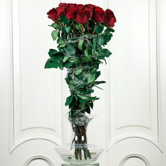 БДСМ букет 25 красных роз с цепями