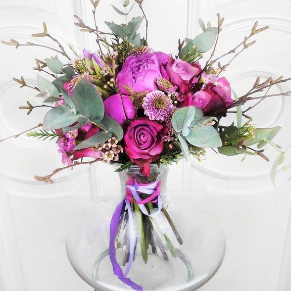 Букет 11 пурпурных роз с пионами и прутьями березы