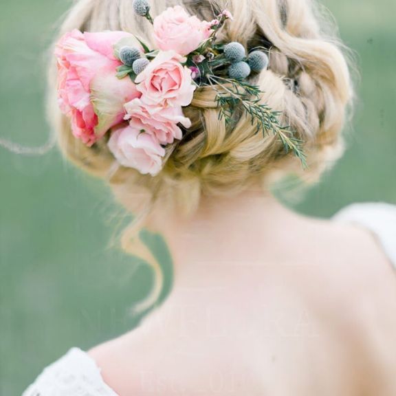 Украшение волос заколка из живых цветов с брунией и кустовой розой