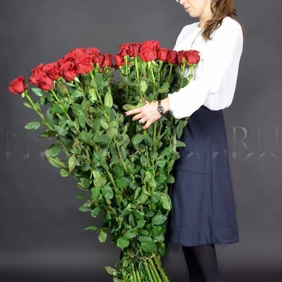 Букет 55 красных роз высотой 130см