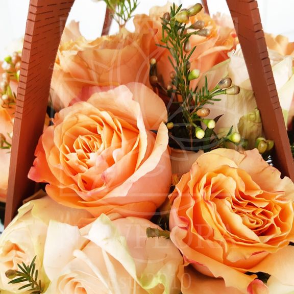 Цветочная сумочка с пионовидными розами