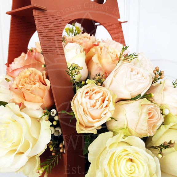Цветочная сумочка с пионовидными розами