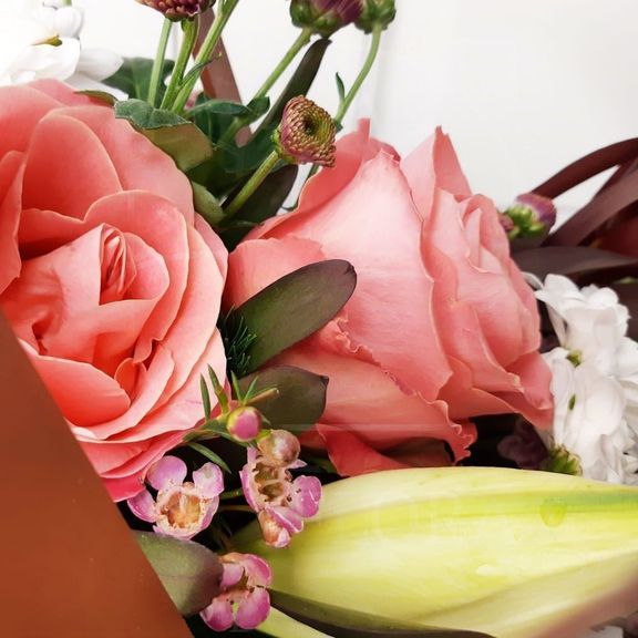 Цветочная сумочка с лилией, розами и прутьями березы