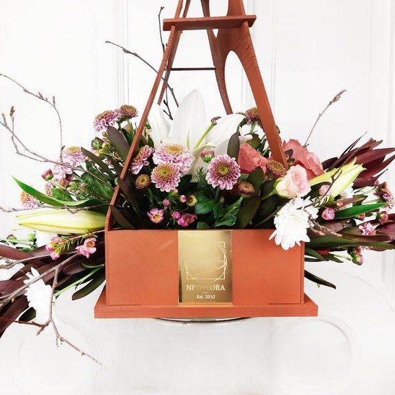 Цветочная сумочка с лилией, розами и прутьями березы