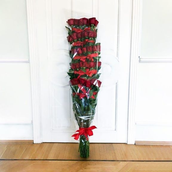 Букет 35 красных роз высотой 180см (каскад, микс)