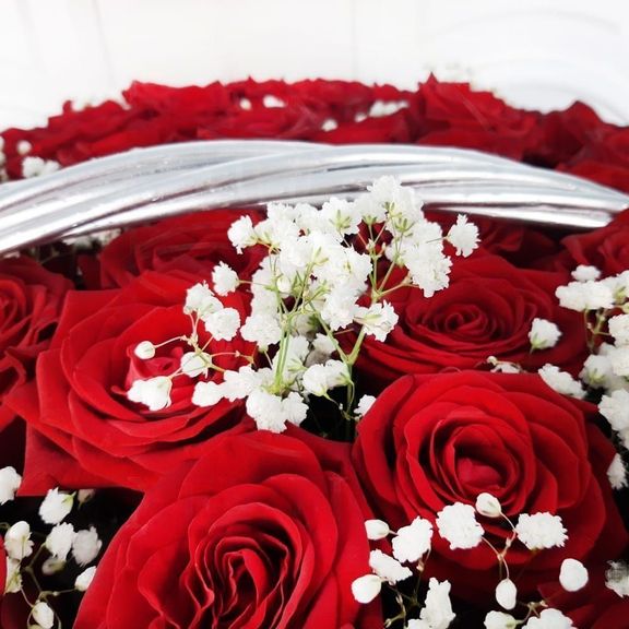 Корзина цветов 151 красная роза РФ с зеленью