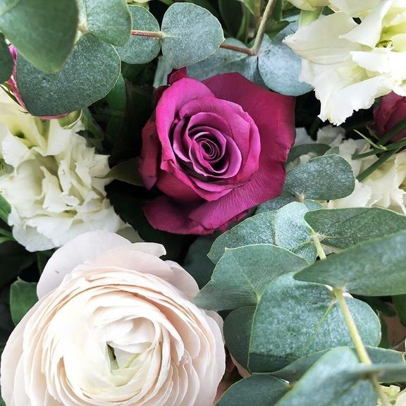 Корзина цветов с ранункулюсами, кустовыми розами и эвкалиптом