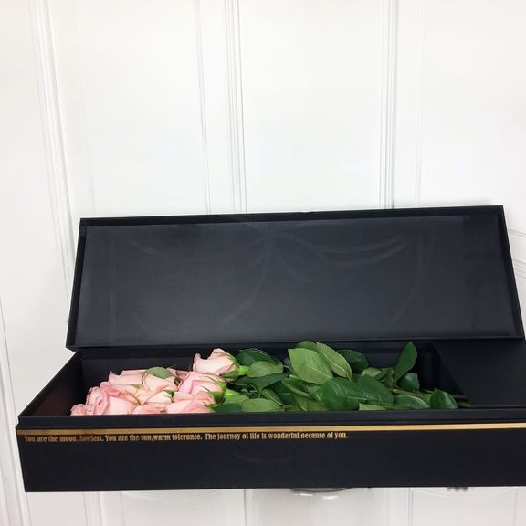 17 розовых роз в длинной коробке