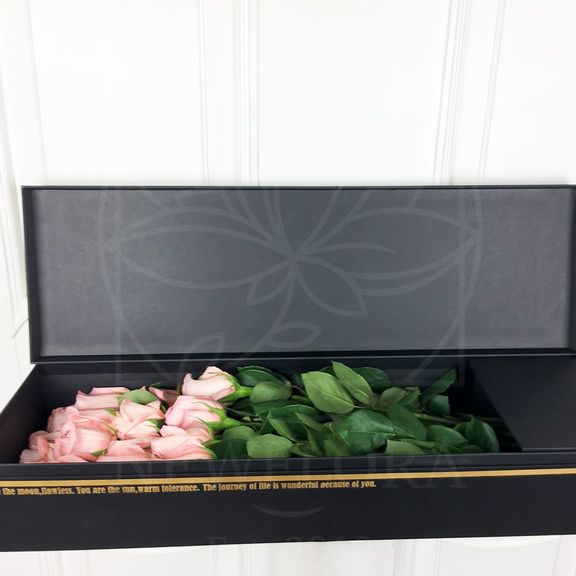 17 розовых роз в длинной коробке