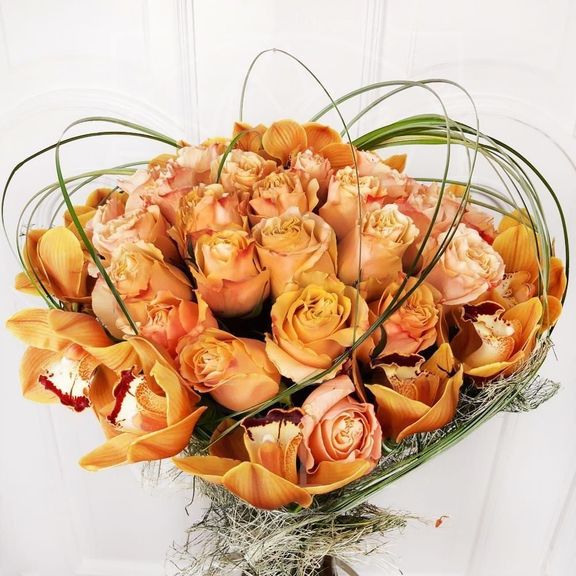 Букет сердце 35 роз с орхидеями