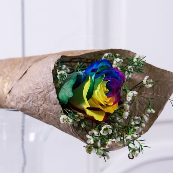 1 радужная роза с оформлением и кулон-сердечко из латуни (Italy, Stilars est.1972)