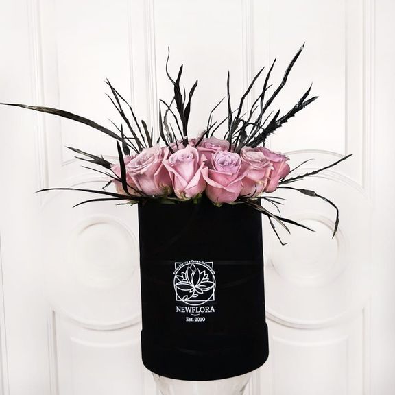 Шляпная коробка 15 роз в готическом стиле