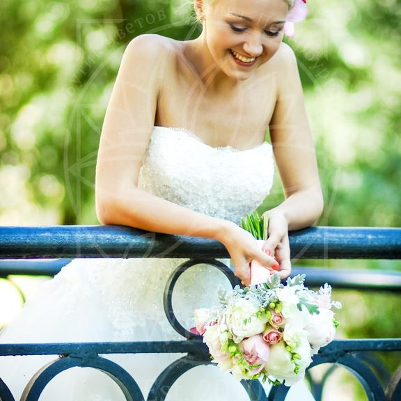 Свадебный букет с пионами, кустовыми розами и зеленью