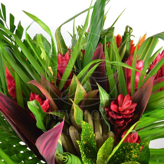 Экзотический букет с тропическими цветами из джунглей