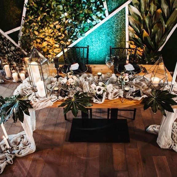 Президиум на свадьбу в готическом стиле с флорариумами и свечами