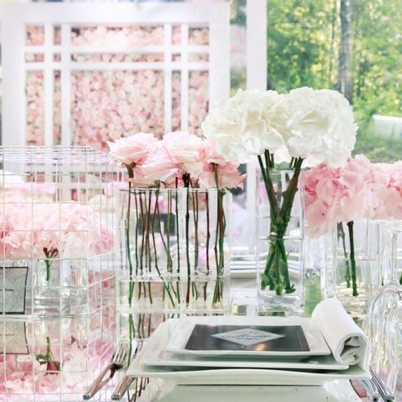 Украшение зала свадьбы с вертикальной фотозоной и цветами в акриле