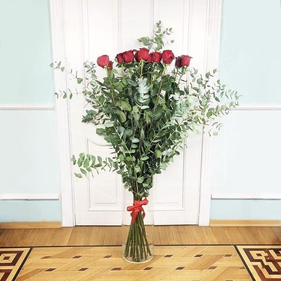 Букет 15 красных роз высотой 150см с гигантским эвкалиптом