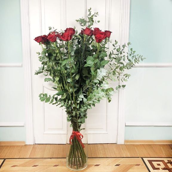 Букет 25 красных роз высотой 150см с гигантским эвкалиптом
