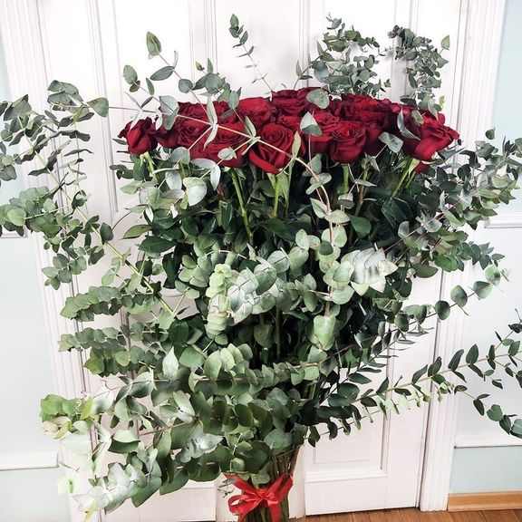 Букет 51 красная роза высотой 150см с гигантским эвкалиптом