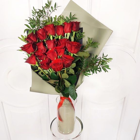 Букет 19 красных роз с фисташкой (Юж. Америка)