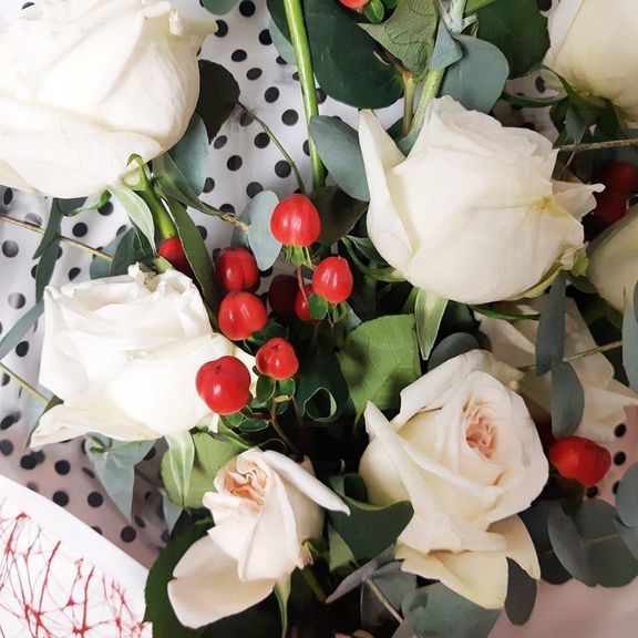 Букет 9 ароматных пионовидных роз с зеленью (заказчик BABOCHKA)