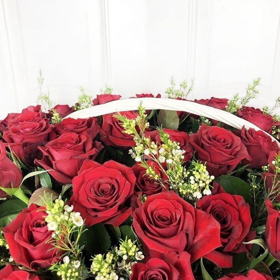 Корзина цветов 121 красная роза с ваксфлауэр (хамелациум)
