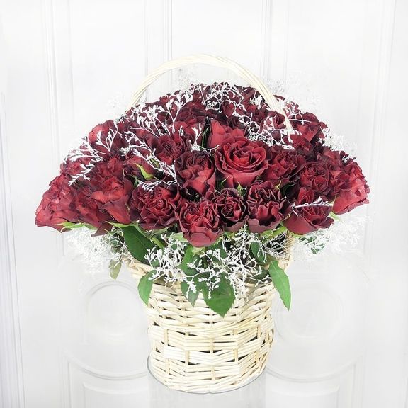 Корзина цветов 85 бордовых пионовиных роз «Hearts»