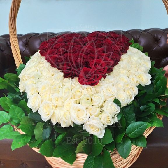 Корзина цветов 201 роза сердце 80×70см
